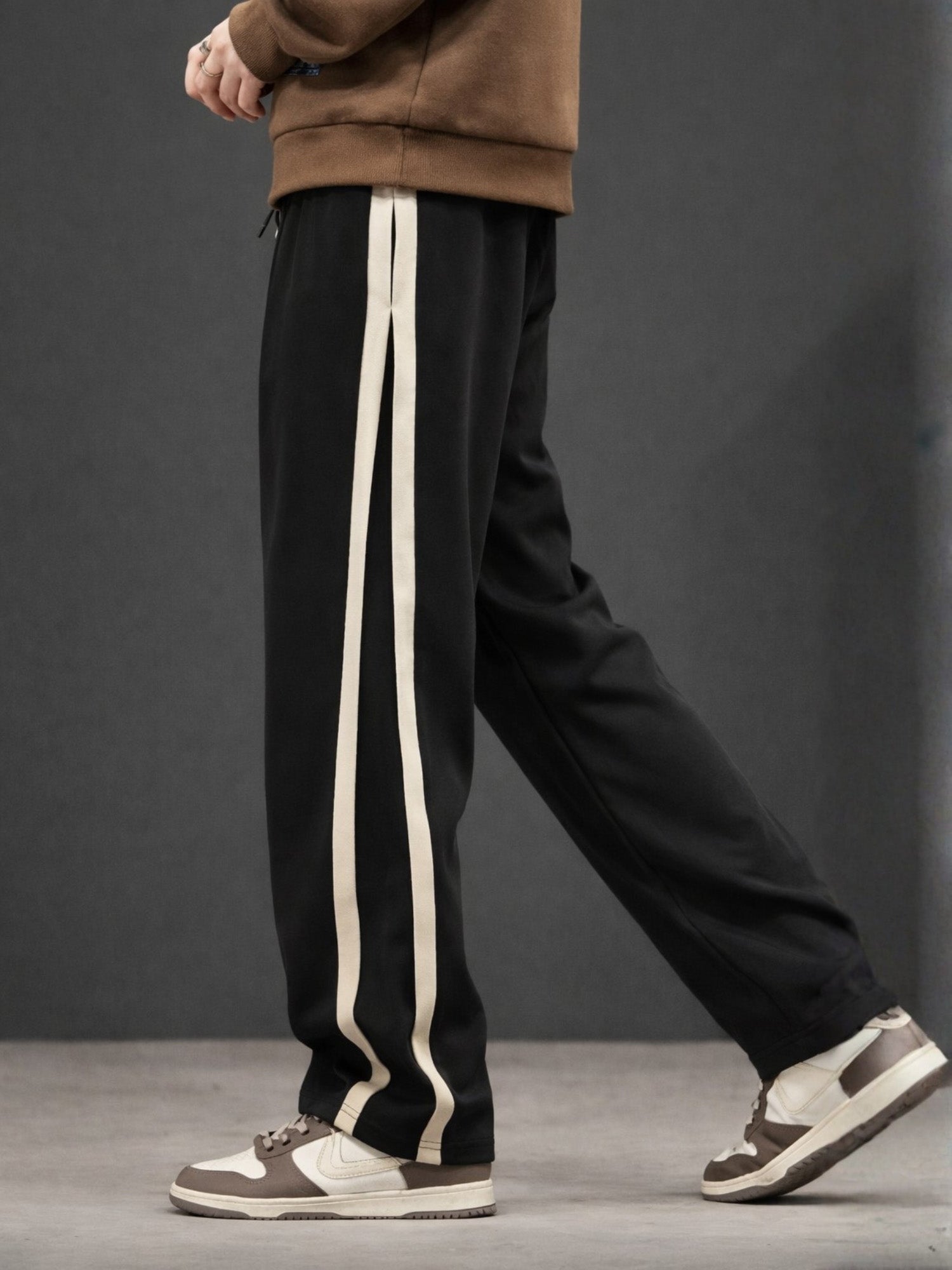 MN26-JOG-BAGGY-BLACK-MIRROR-STRIPE_1_8c6a53ca-69f1-4aba-aa68-2a47dc6f0b17.jpg