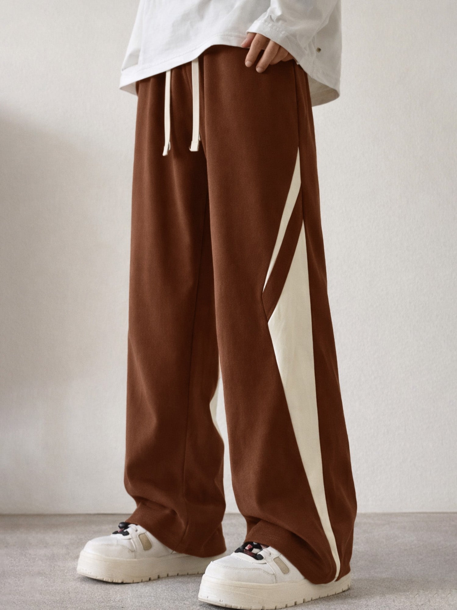 MN26-JOG-BAGGY-BROWN-RAZORLINE_1_3a1e86cd-4792-4a78-a2ed-bb4c7d85a502.jpg