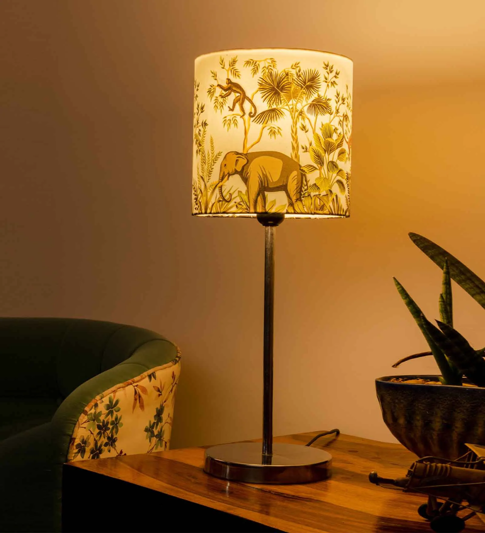 artistic-jungle-shade-table-lamp-with-silver-finish-base-TL565_5.png