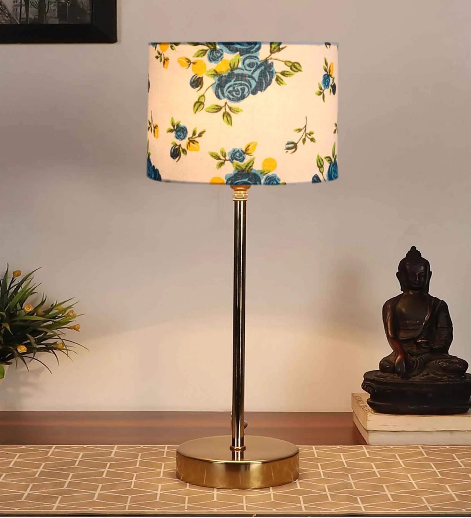 blue-flower-art-traditional-bedside-table-lamp-with-golden-finish-base-TL574_2.png