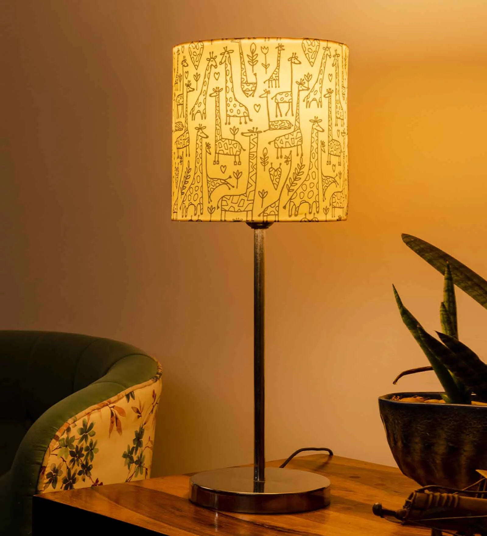 classic-giraffe-art-shade-table-lamp-with-silver-finish-base-TL570_1.png