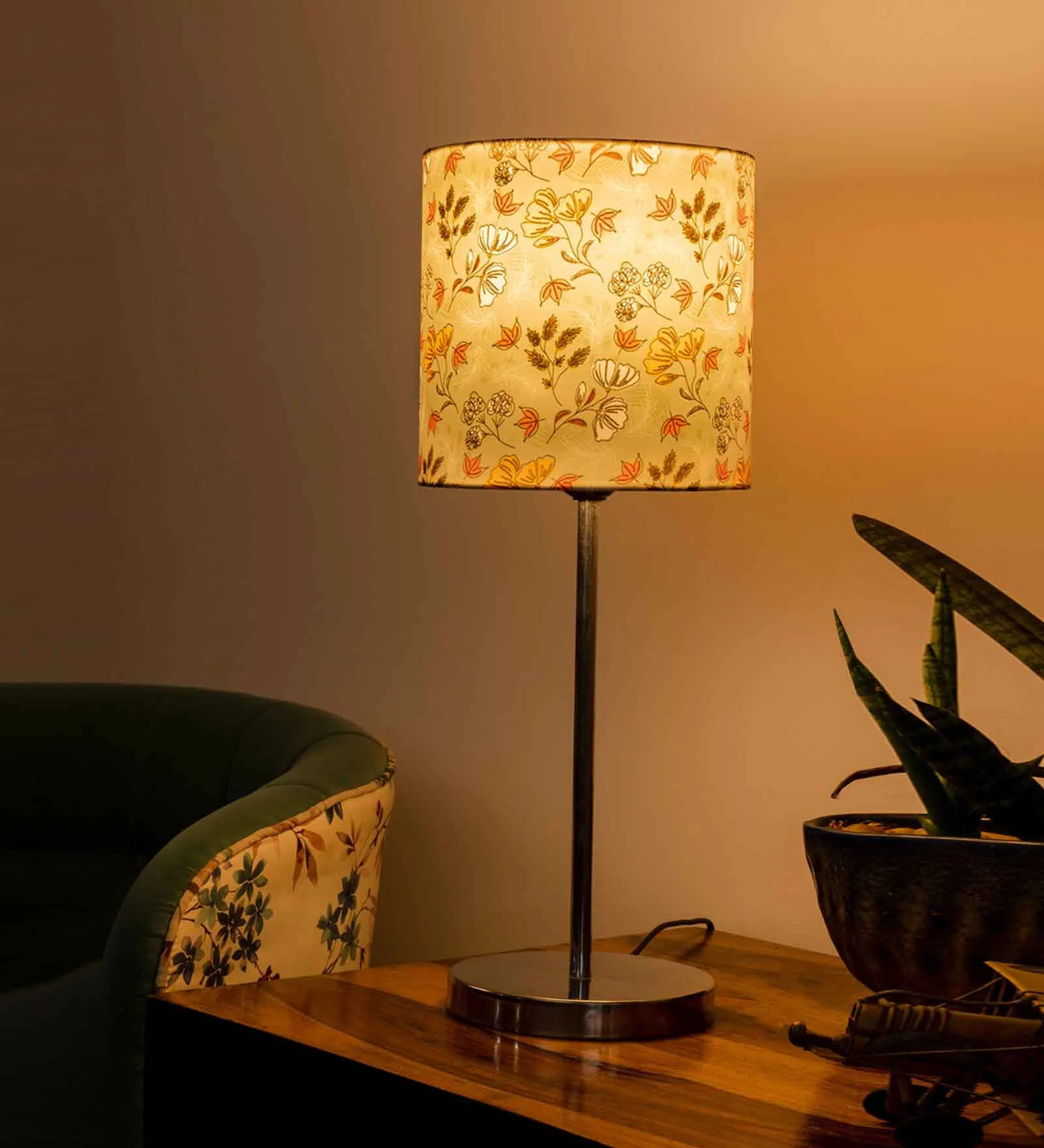 decorative-flower-pattern-table-lamp-with-silver-finish-base-TL566_3.png