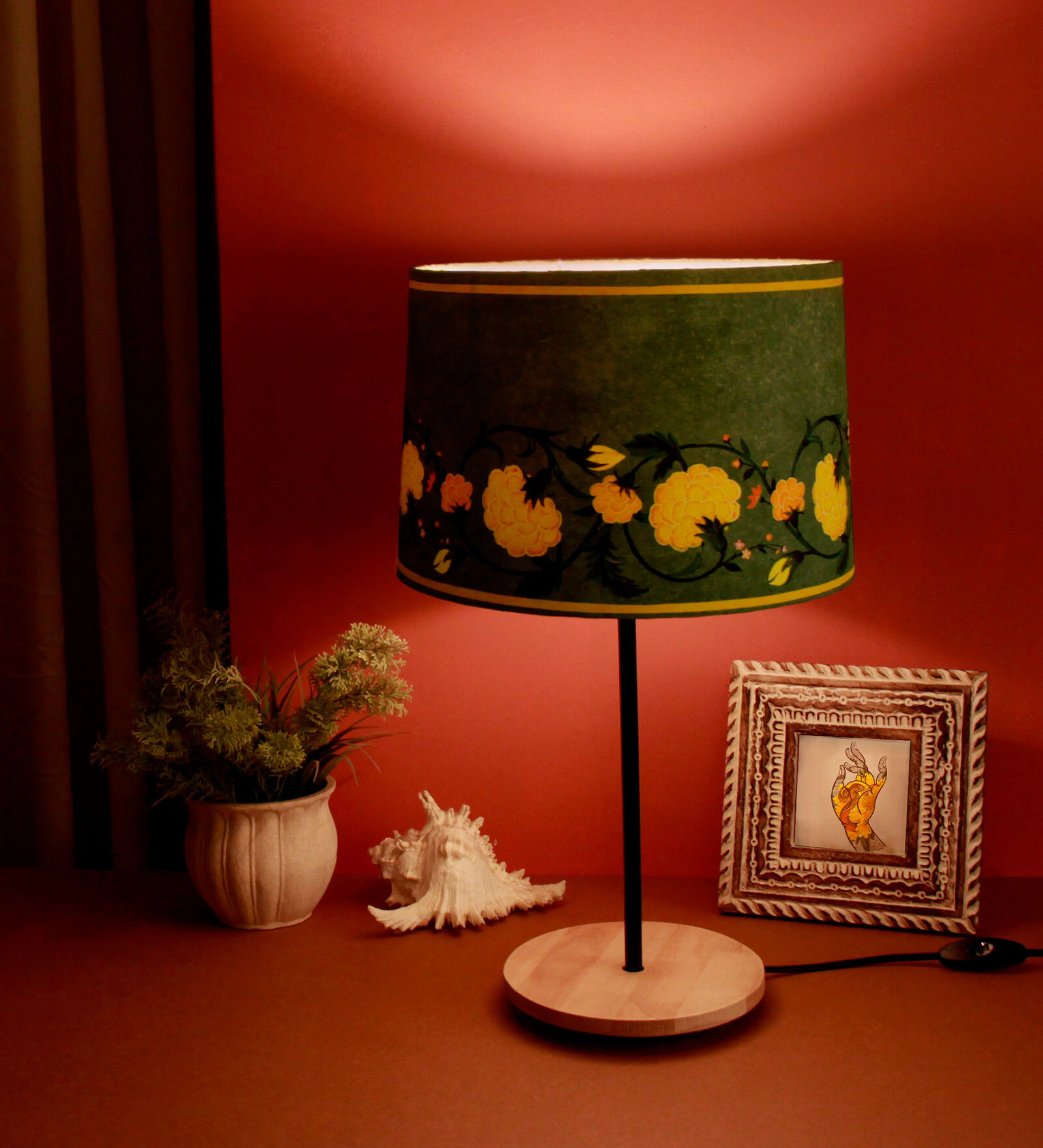 drum-green-shaped-polyester-shade-table-lamp-with-wood-base-TL553_3.png